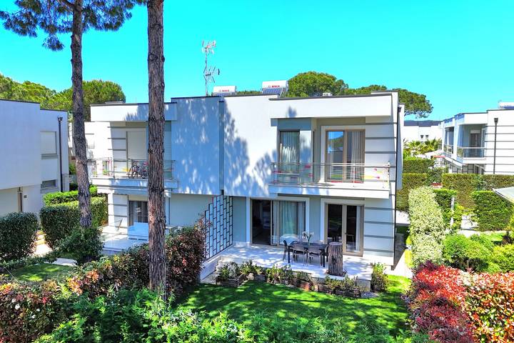 Chalet para 8 personas, con Balcón además de Terraza y Jardín en Albania