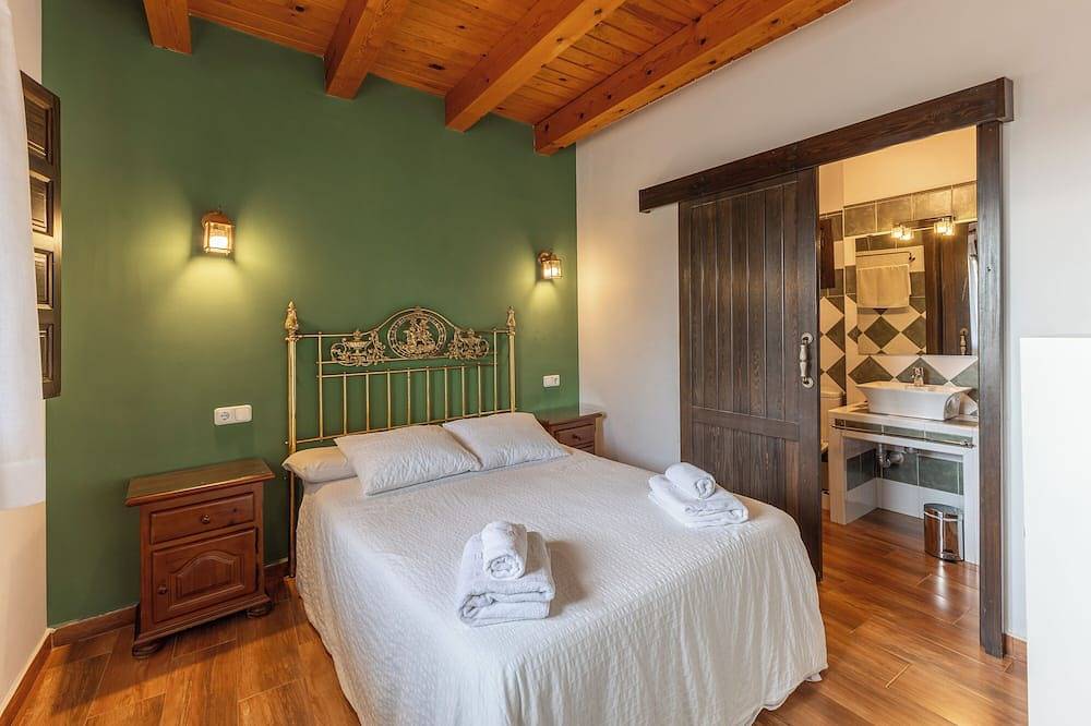 Apartamento entero, Apartamento 'Casa De Piedra' con piscina compartida, terraza privada y Wi-Fi in Fresnedillas de la Oliva, Provincia de Madrid