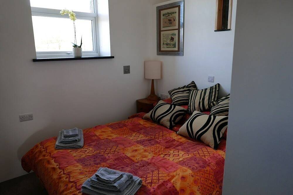 Beautifully converted dream retreat for 2 - hot tub, glorious views of Snowdon! in Snowdonia
