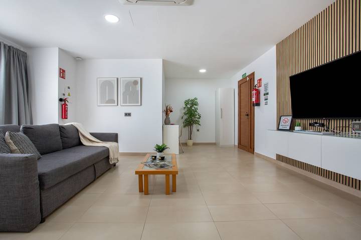Apartamento entero, Apartamento de vacaciones "Eclipse" en Puerto del Rosario con vistas a la montaña, jacuzzi, Wi-Fi, aire acondicionado y terraza; aparcamiento disponible en la propiedad in Tesjuates, Puerto del Rosario