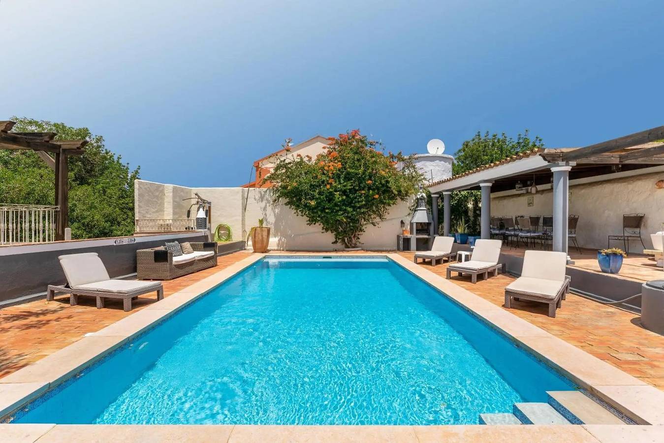 Habitación 'The Courtyard' con piscina compartida, jardín compartido y Wi-Fi in Almancil, Distrito de Faro
