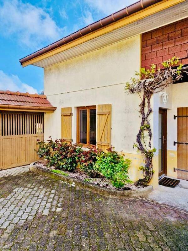 Location de vacances pour 6 personnes, avec jardin et terrasse à Anould