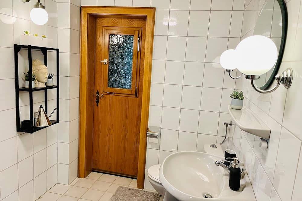 Ganze Wohnung, Furnished apartment with garden use and parking space in Moers, Niederrhein