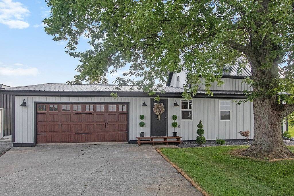 Farmhouse On 4 in Elkhart County