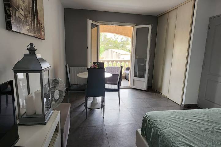2 chambres avec salle de bains privative et cuisine dans une villa en colocation avec piscine in Boulouris, Saint-Raphaël