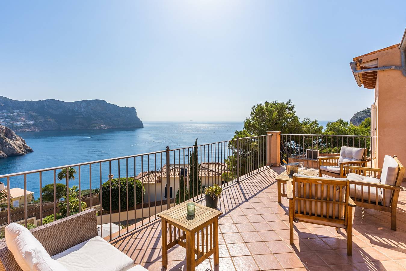 Encantadora "Villa Almeda" con vistas al mar, piscina, Wi-Fi, aire acondicionado, terraza y jardín in Puerto de Andrach, Andrach