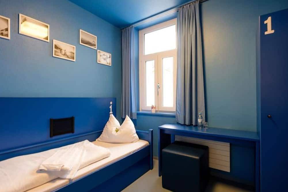 Twin room with shower/Wc - Oberammergau Youth Hostel in Oberammergau, Bavarian Alps