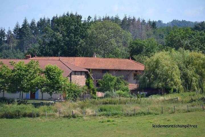 Gîte pour 6 personnes, avec jardin dans Jarnosse