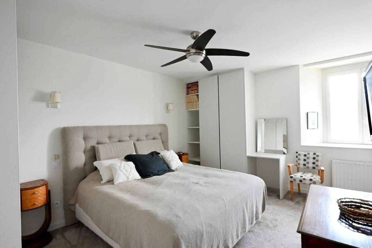 Appartement entier, Three-Bedroom Apartment in L'Étrat, Loire