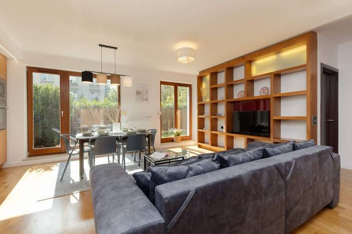 Apartament wakacyjny dla 6 osób, z balkon i ogród, Dla rodziny w Mokotów