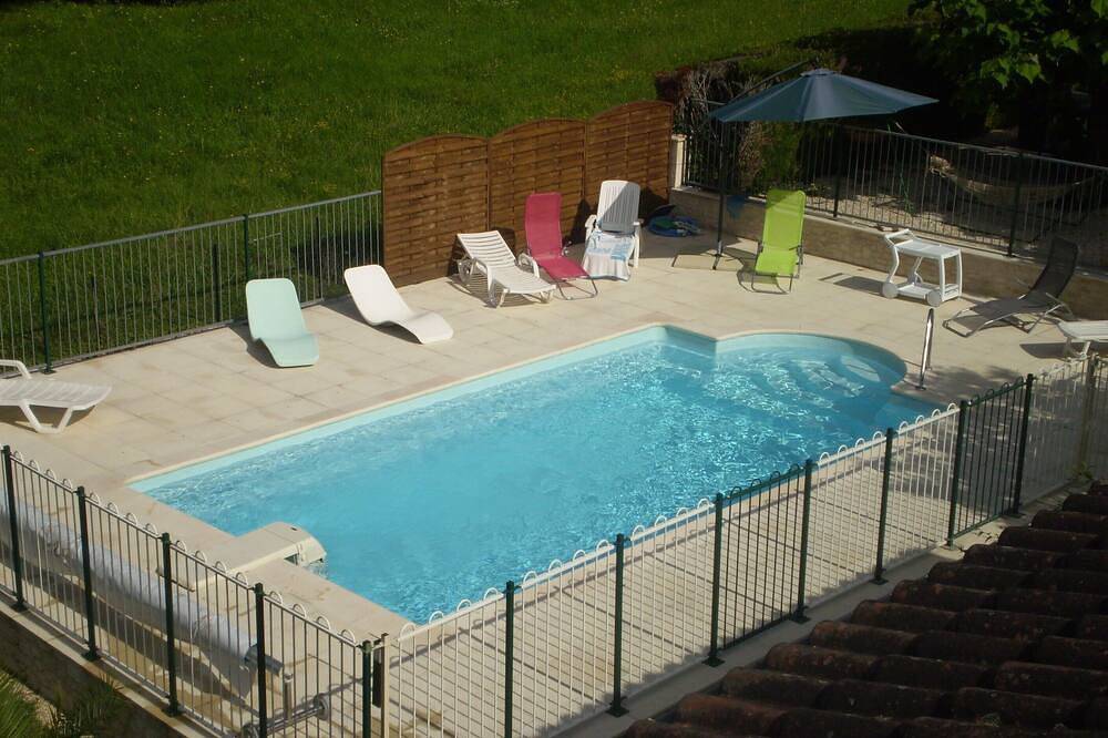 Grande Maison indépendante avec accès Handicap. Piscine , Parking ,privé. in Creysse, Périgord Pourpre