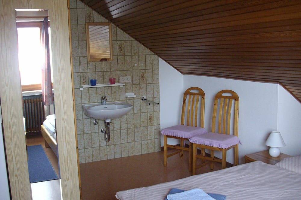 Ganze Wohnung, 4-Sterne-Komfort-Ferienwohnung 1 Robert Schad in Herbstein, Vogelsberg Region