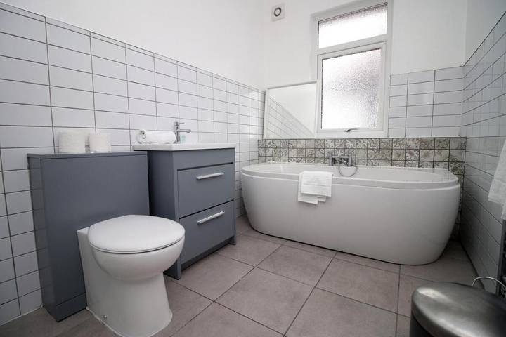 Bed and breakfast for 10 people, with garden in Cardiff