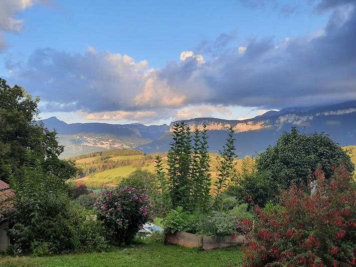 Location de vacances pour 4 personnes, avec vue et jardin à Miribel-les-Échelles