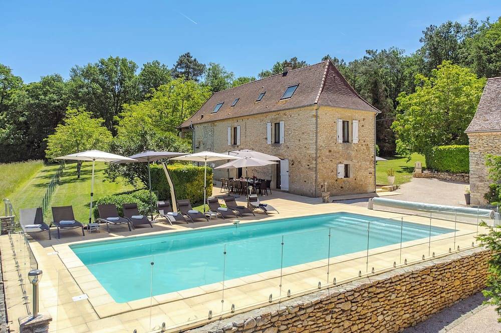 Beautiful typical French Manor with private swimming pool in Anglars-Nozac, Quercy