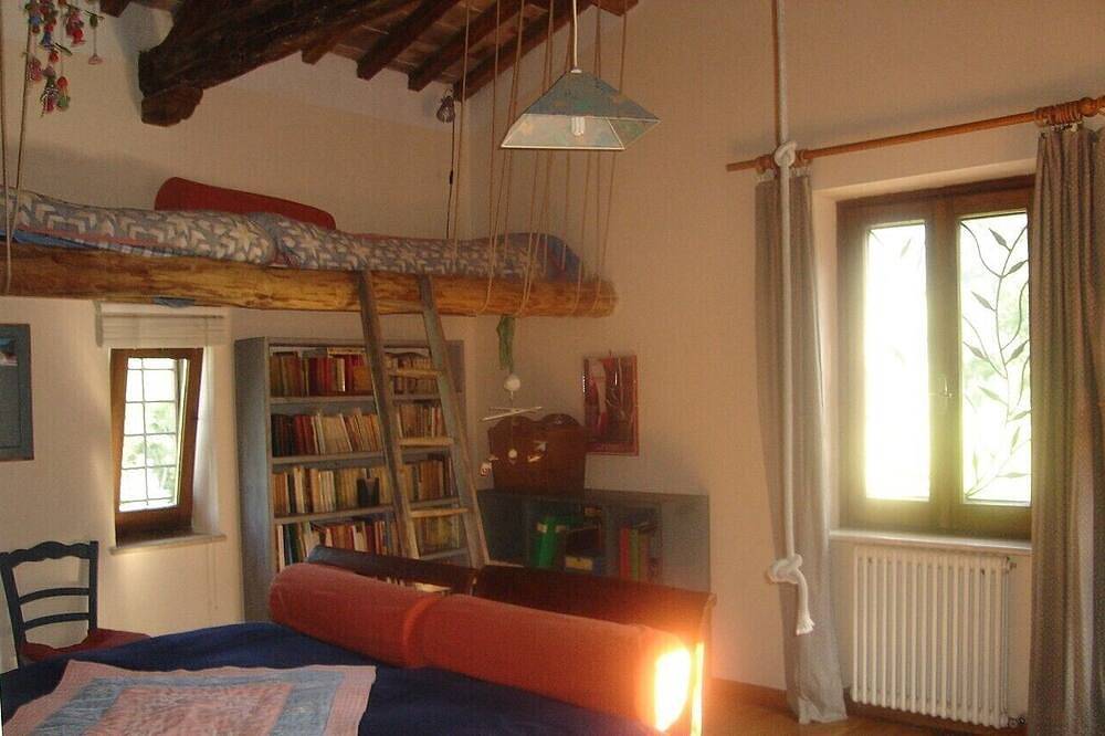 Stunning farm house plenty of peace, green spaces and with swimmingpool in Orte, Terni Provinz