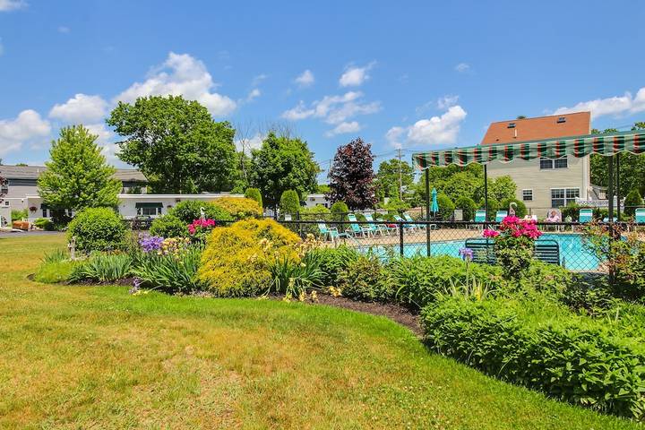 Vacation apartment for 4 people, with yard and pool in Maine