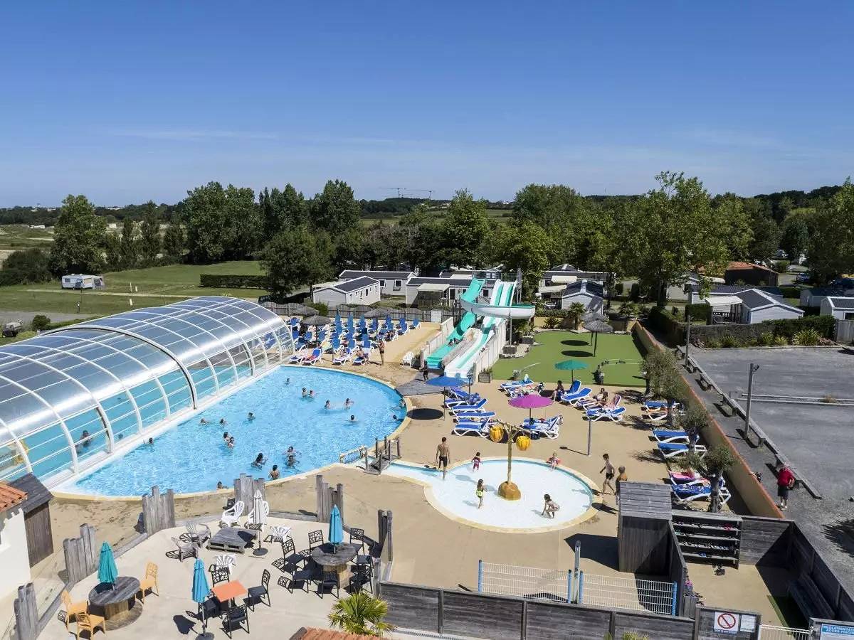 C- Mobil-home Caraïbes - 2 chambres 6 personnes in Givrand, Vallée de la Loire