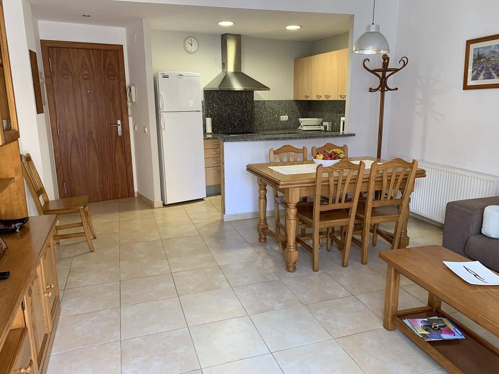 Entire apartment, Cozy Beach Apartment with Kitchen & WiFi, 800m to Platja Nova in Roses Centre, Roses