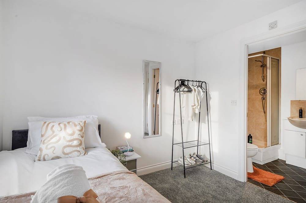 Shops 4min walk | Family | 2 En-suite | Parking x1 in Slough, Berkshire