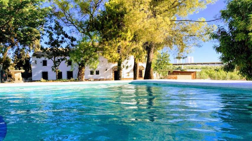 Casa rural para 17 personas, con jardín además de piscina y vistas, Se admiten mascotas en Sierra Sur de Sevilla