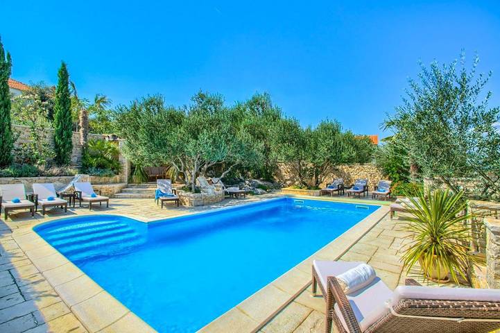 Ferienhaus für 22 Personen, mit Garten und Whirlpool sowie Terrasse, mit Haustier auf Murter