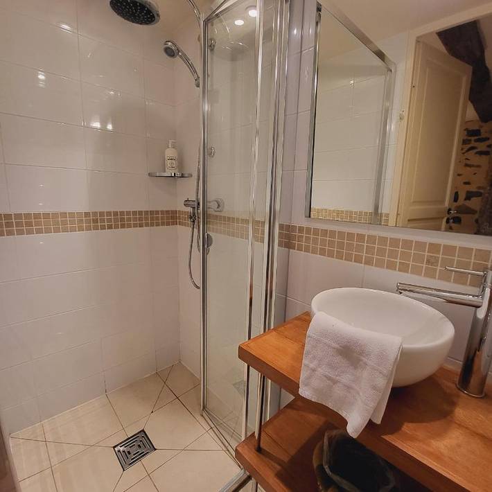 Chambre d’hôte pour 2 personnes, avec piscine et jardin ainsi que terrasse et vue dans Argences en Aubrac - 3