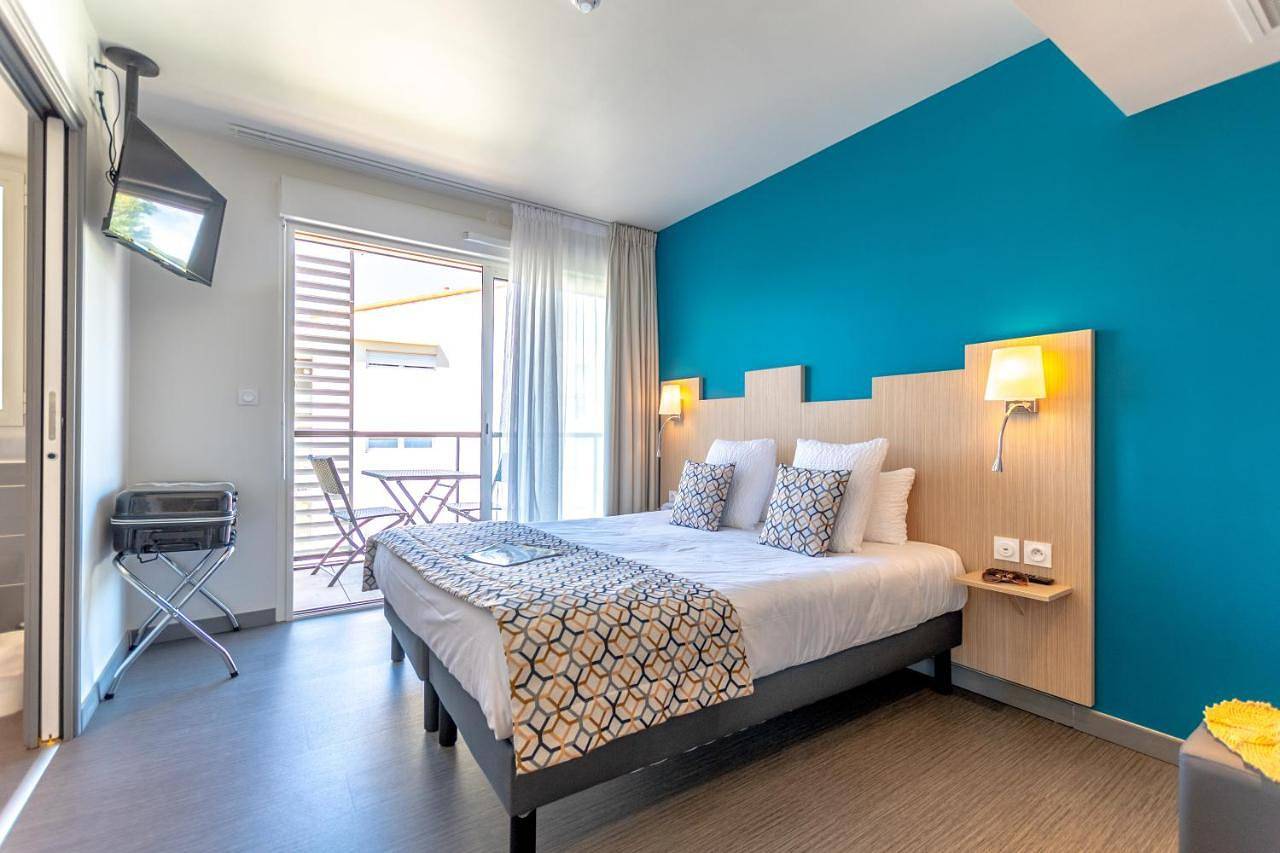 Double Room with Balcony in Le Dramont, Saint-Raphaël