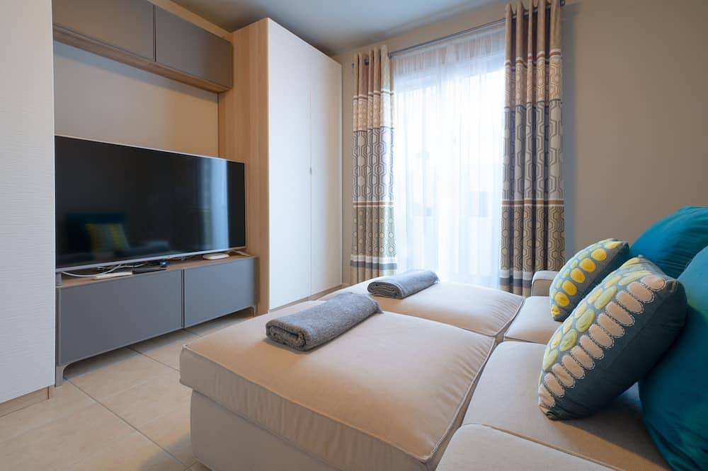 Luxurious B2 in a small complex with communal heated pool 100m from the sea in Charco del Palo, Haría