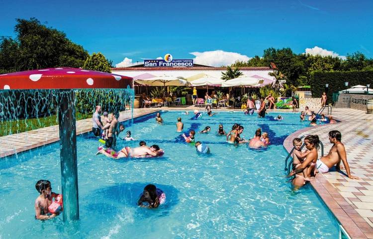Camping für 6 Personen, mit Ausblick und Terrasse sowie Pool und Kinderpool in Caorle - 4