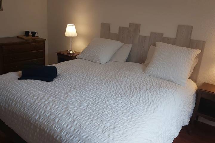 Gîte pour 2 personnes, avec Terrasse ainsi que Jardin et Piscine à Calorguen - 3