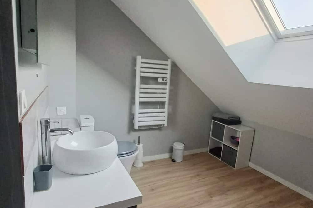 Apartamento entero, Room in 2-person apartment  in Écommoy, Sarthe