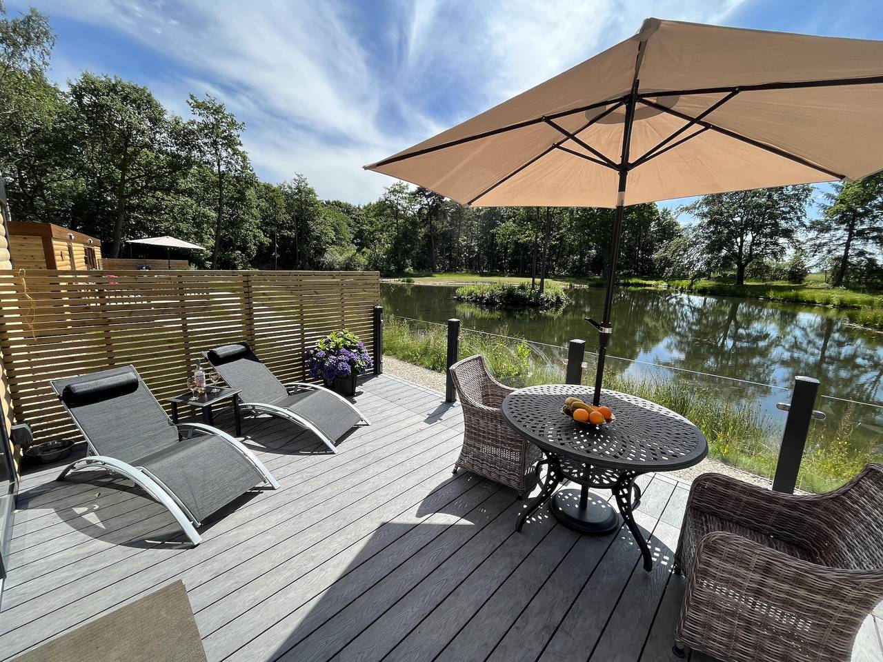 Pine Boutique Lodge with hot tub for couples & dog in Ellerton, Yorkshire del Este