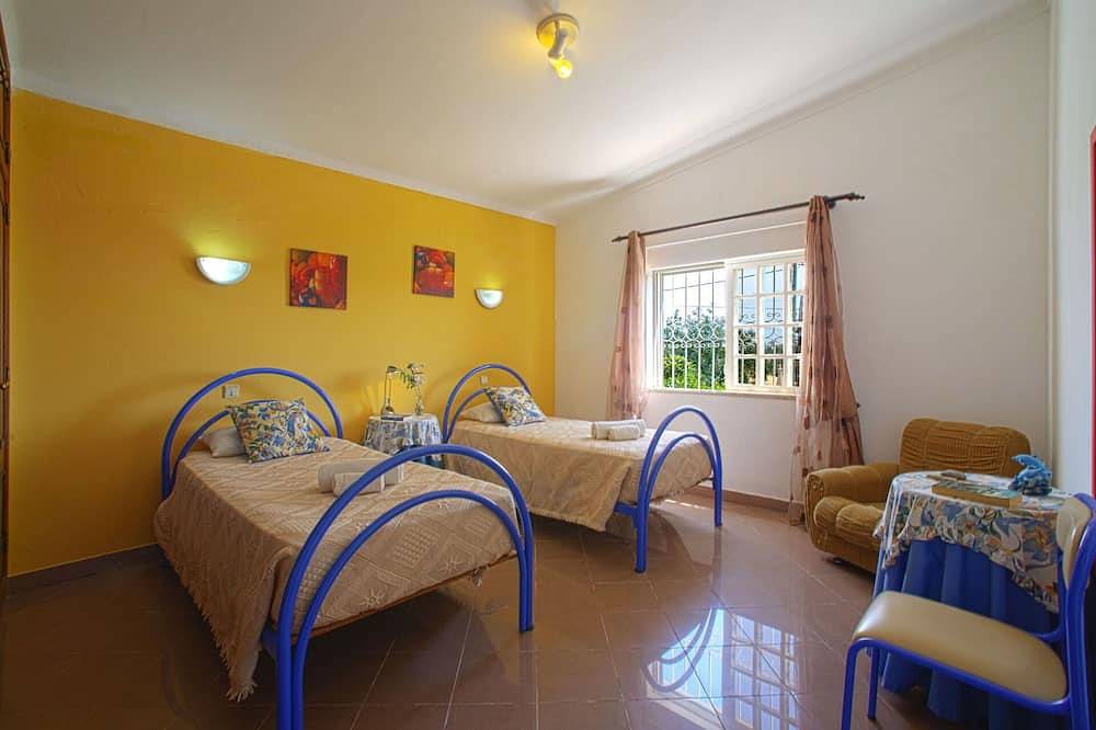 Prachtig vrijstaand vakantiehuis met privé zwembad, airco, Wifi, Tv, terras en parking in Paderne, Faro District