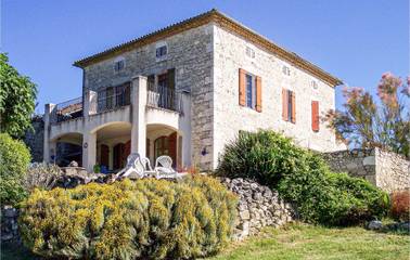 Gîte pour 7 personnes, avec piscine ainsi que terrasse et jardin à Cauzac