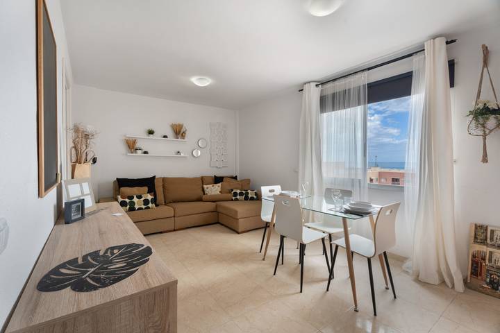 Apartamento entero, Vacaciones 'Candelaria' con vistas al mar, piscina compartida y Wi-Fi in Las Caletillas, Candelaria