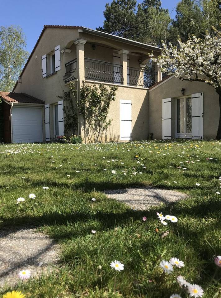 Gîte pour 4 personnes, avec piscine ainsi que balcon et jardin à Montélier