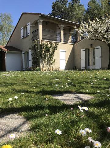 Gîte pour 4 personnes, avec balcon ainsi que jardin et piscine à Montélier