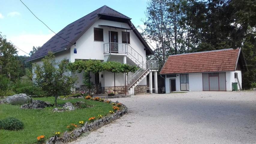 Maison d’hôte pour 4 personnes, avec terrasse ainsi que vue et jardin dans Rastovača