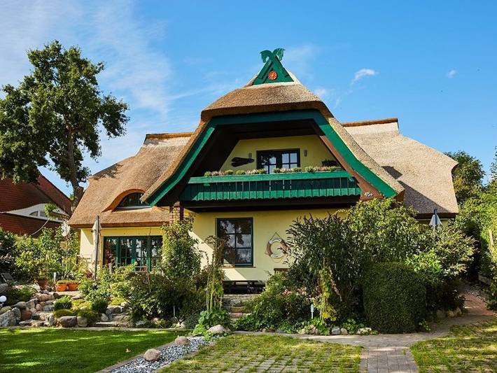 Ferienwohnung für 4 Personen, mit Ausblick und Balkon sowie Garten und Seeblick, mit Haustier in Middelhagen