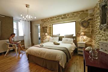 Gîte pour 8 personnes, avec terrasse ainsi que jacuzzi et jardin à Chatte (bateau)