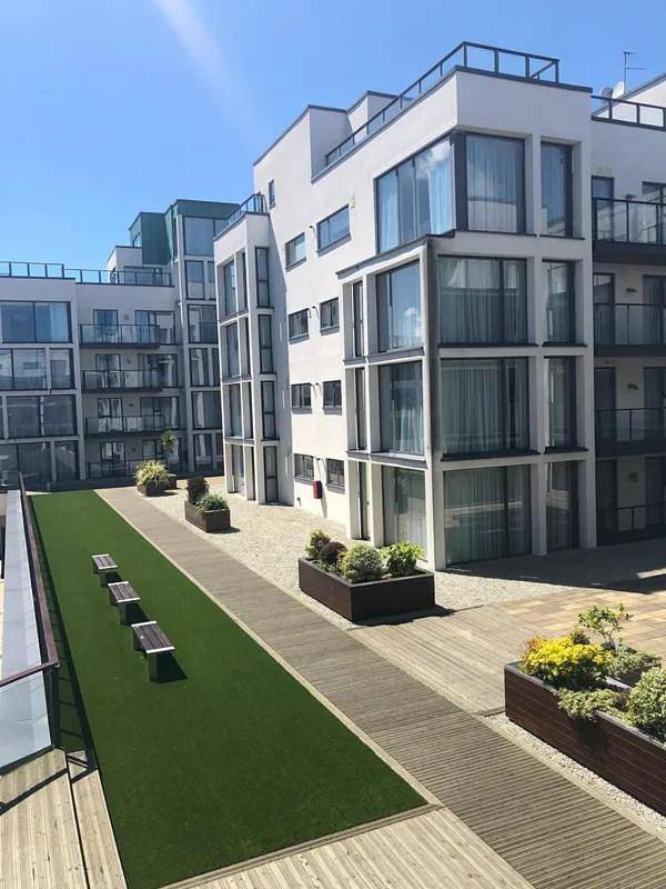 Appart’hôtel pour 4 personnes, avec piscine et sauna ainsi que jacuzzi et terrasse