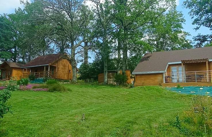 Maison pour 3 personnes, avec Terrasse ainsi que Jardin et Vue à Servières-le-Château