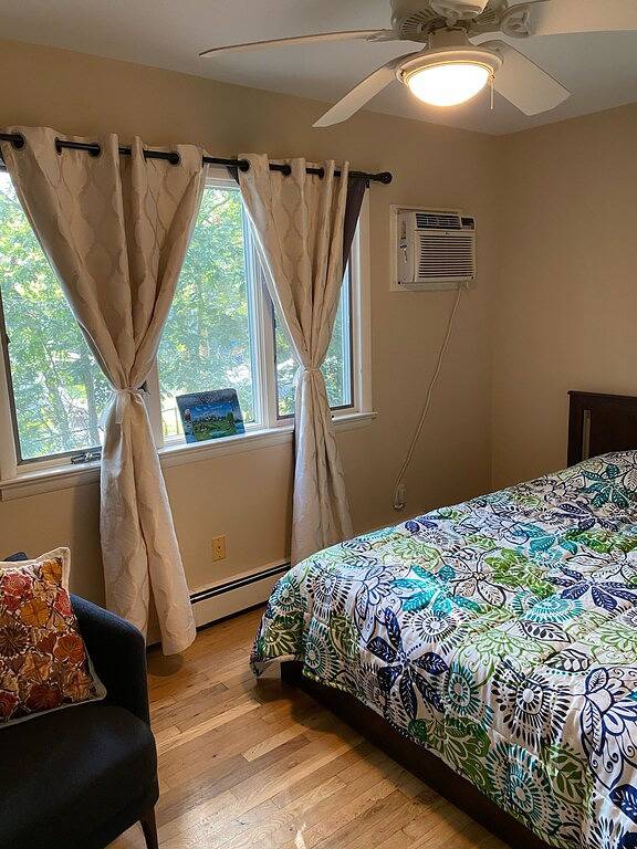 A Cozy Family-Friendly Wooden House In Tree Paradise Close to Ocean & Bay Beach in Noyack, Hamptons