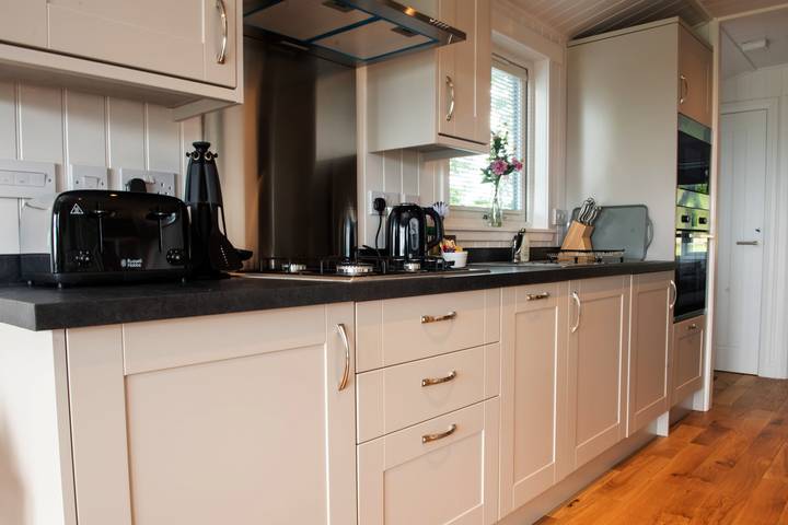 Super King Lodge-Sleeps 2-HotTub-Sea View in Renfrewshire