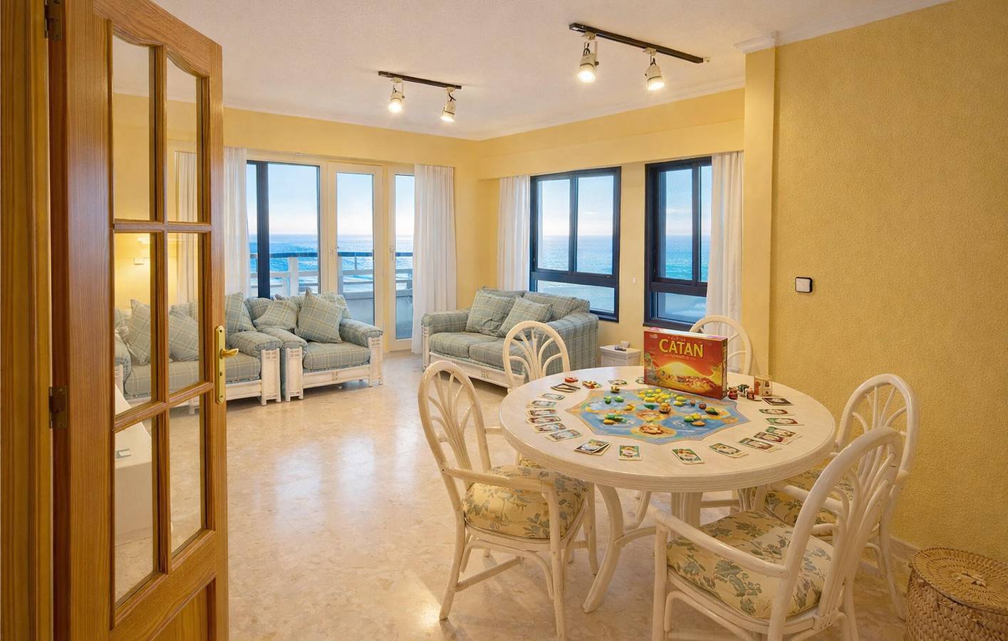 Entire holiday apartment, Seaside Retreat: 2km to Almadrava Beach with Pool & Terrace in el Campello, Costa Blanca