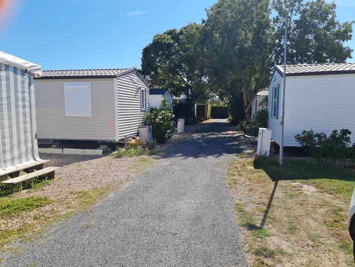 Camping pour 4 personnes, avec jardin et sauna ainsi que bassin pour enfant et piscine, adapté aux familles à Saint-Denis-d'Oléron - 2