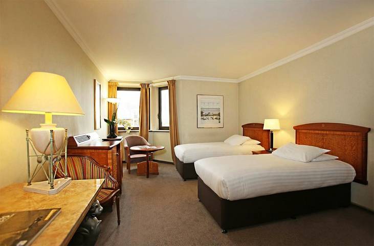 Hôtel pour 3 personnes, avec piscine ainsi que vue et jardin à Roissy-en-France - 4