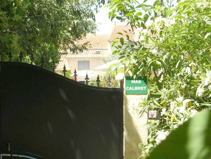 Location de vacances pour 2 personnes, avec piscine ainsi que vue et jardin à Saint-Étienne-du-Grès - 2