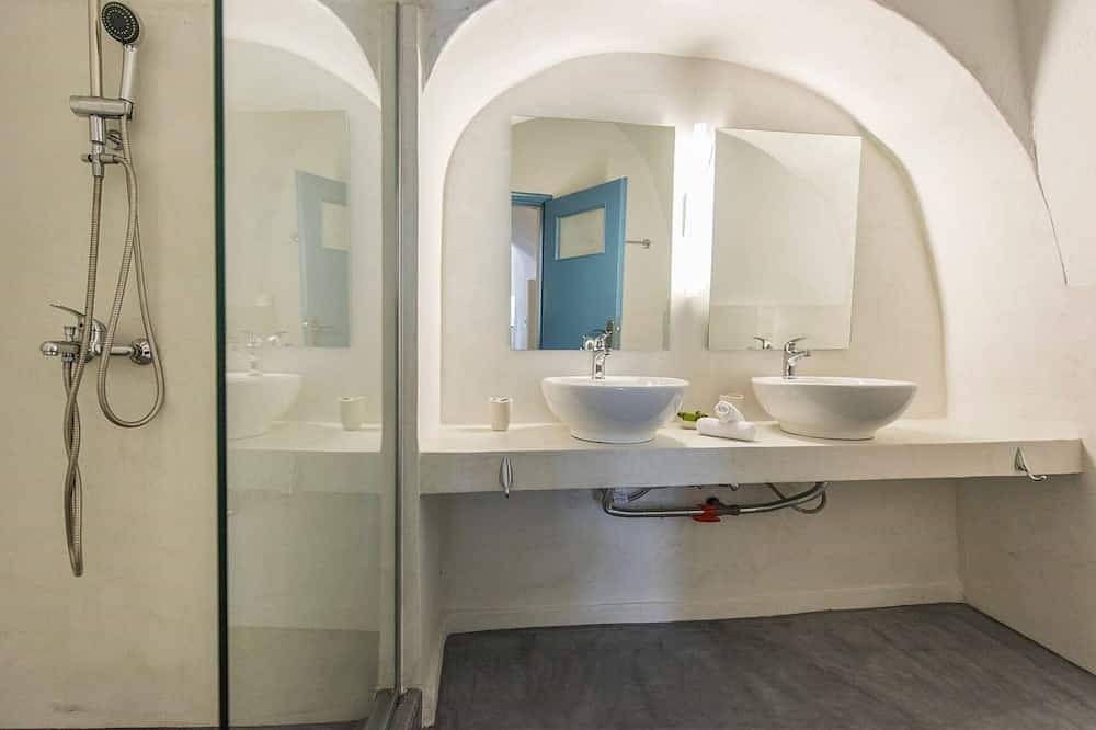 Entire apartment, Illusion Cave Suite (Sea View) in Firostefani, Thera
